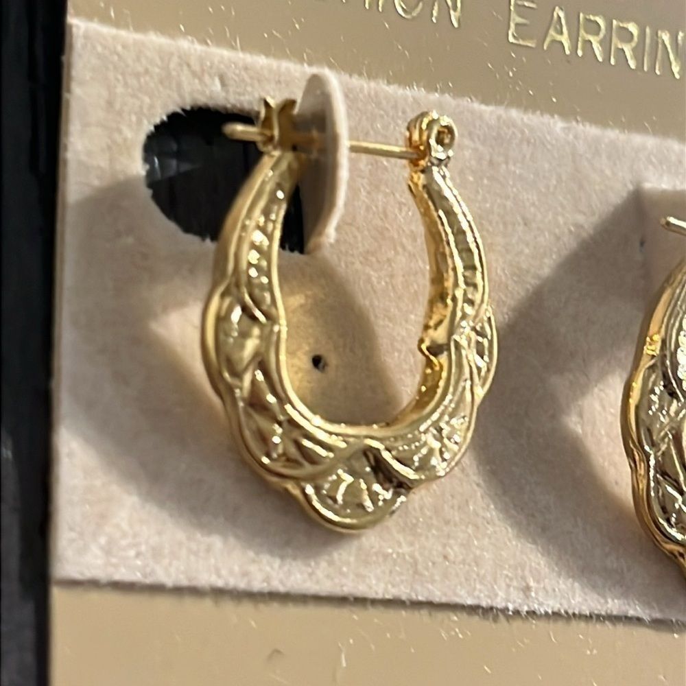 NWT Fashion Earrings Teardrop Hoop‎ Earring Gold tone
